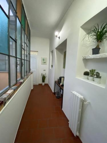 een hal met witte muren en een tegelvloer bij Domus Isidis room in Benevento