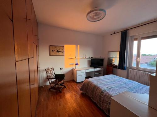 um quarto com uma cama e uma secretária com uma televisão em CASABELLA em Monza