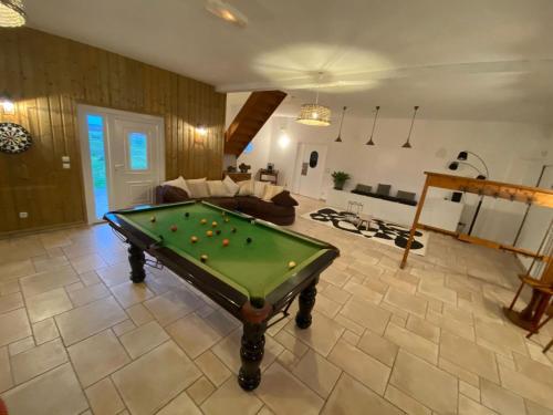 a living room with a pool table in it at Gîte de l'Orme L'Horizon in Nanteau-sur-Essonnes
