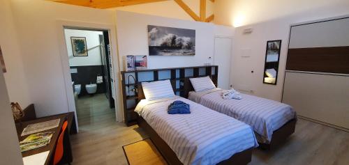 a room with two beds in a room at Relais des Roches in Sona