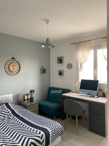 une chambre avec un lit et un bureau avec un ordinateur portable dans l'établissement Magnifique villa individuelle climatisée 4 chambres avec piscine 11 m 5m, à Sérignan