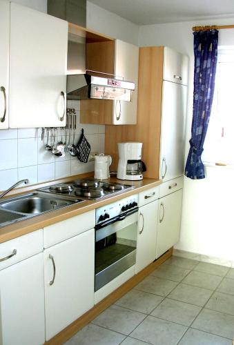 Η κουζίνα ή μικρή κουζίνα στο gepflegtes Ferienhaus Lüttje-Lara in Neßmersiel