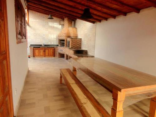 - une grande cuisine avec une table en bois dans l'établissement Casa ¨La Linda¨ - Milho Verde MG, à Milho Verde