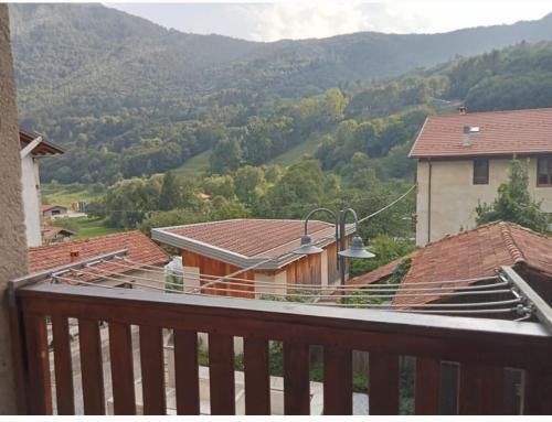 balcón con vistas a la montaña en APPARTAMENTO MIRTA, en Molina di Ledro
