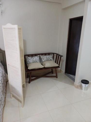 Cette chambre dispose d'un banc avec des oreillers. dans l'établissement Mendoza, à Posadas