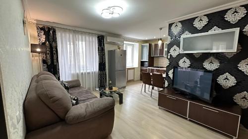ドニプロにある2 room Apartment on Gagarina 102のリビングルーム(ソファ、薄型テレビ付)