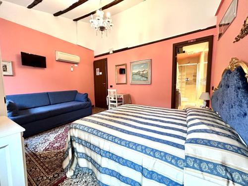 1 dormitorio con 1 cama y 1 sofá en Alloggi Serena en Venecia