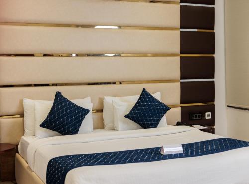 Una cama o camas en una habitación de The Eliot Hotel & Banquet