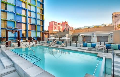 Swimming pool sa o malapit sa The LINQ Hotel and Casino