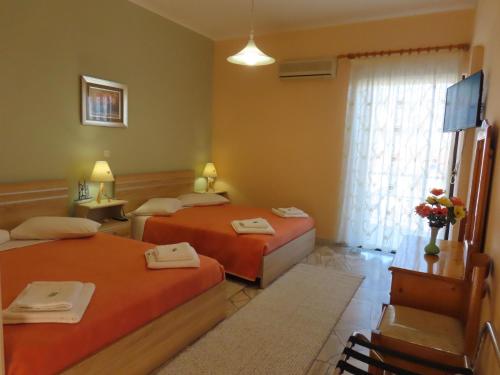 a hotel room with two beds and a window at Blue Sky Studios in Xiropigado