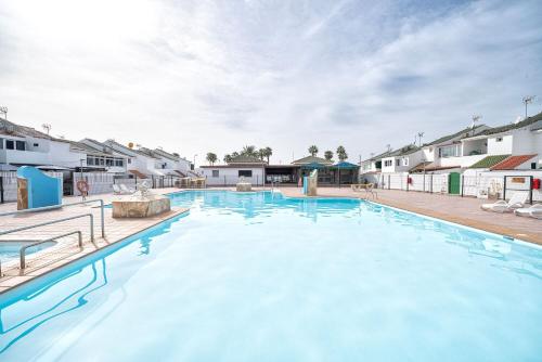 a large swimming pool at a resort at Paradisíaco Bungalow en Sonnenland in Maspalomas