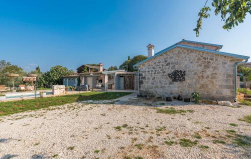 an old stone building with a yard in front of it at Don Liri in Barat