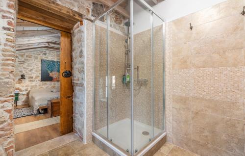 a bathroom with a shower with a glass shower stall at Don Liri in Barat
