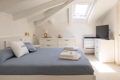 a bedroom with a bed with towels on it at Lara Maison in Acciaroli