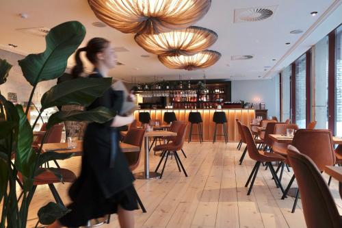 Un restaurante u otro lugar para comer en Revalia Fahle Airport Bus-Station Apartments with Best views