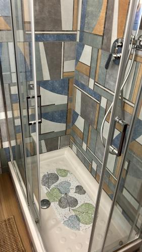 a bathroom with a shower with a shower at Luminosa casa punti cardinali in Siracusa