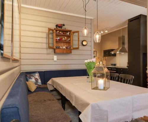 uma sala de jantar com uma mesa e uma cozinha em Midt i sentrum! Ski in/out em Beitostøl