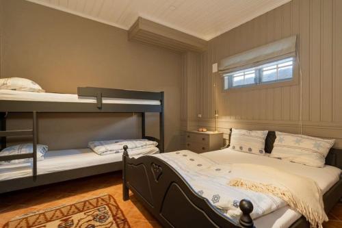 Poschodová posteľ alebo postele v izbe v ubytovaní Midt i sentrum! Ski in/out