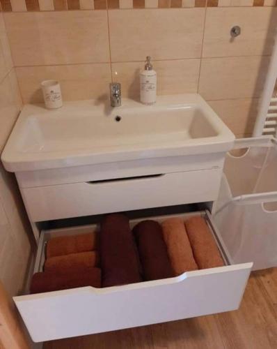 a bathroom with a sink and a drawer with towels at Apartmánová chata Sečanda s bazénem, u Sečské přehrady in Seč