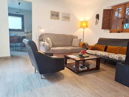 a living room with a couch and a coffee table at Casa Champasak in Órgiva