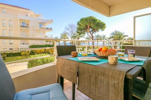 une table avec un bol de fruits sur un balcon dans l'établissement Ocean View Royal Palm, à Cannes
