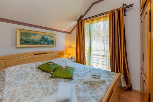 茲拉蒂博爾的住宿－Vikendica Životić，一间卧室配有一张带两个绿袋的床