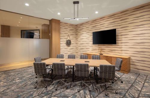 TV a/nebo společenská místnost v ubytování DoubleTree By Hilton Sacramento
