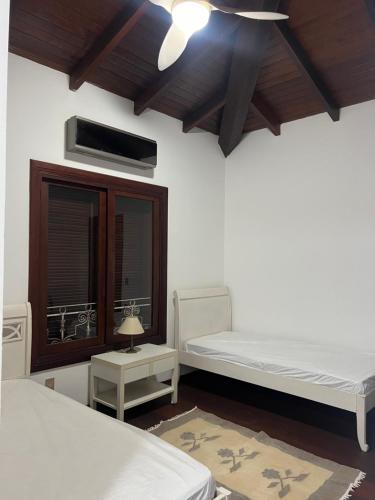 a bedroom with two beds and a ceiling at Casa na Praia Riviera de São Lourenço 4 Suítes para até 12 pessoas 4min a pé da Praia e 11 min a pé do Shopping in Riviera de São Lourenço