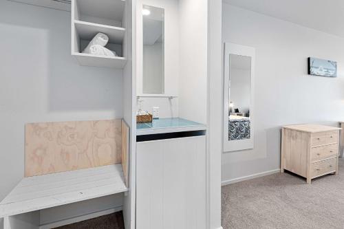 a dressing room with a glass shelf and a dressing table at Quality Hotel Oceans Tutukaka in Tutukaka