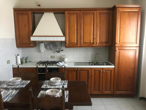 A kitchen or kitchenette at Appartamento con vista
