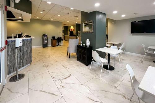 Η κουζίνα ή μικρή κουζίνα στο Quality Inn & Suites Lehigh Acres Fort Myers