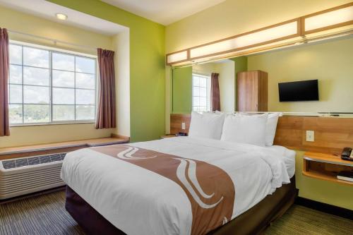 Ένα ή περισσότερα κρεβάτια σε δωμάτιο στο Quality Inn & Suites Lehigh Acres Fort Myers
