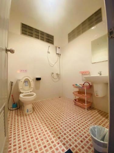 een badkamer met een toilet en een wastafel bij Rose bungalow at Ya Nui beach in Nai Harn Beach