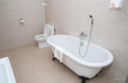 Um banheiro em Gloria Inn Hotel - Ndola