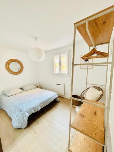 a bedroom with a bed and a ladder at Appartement Cosy - Cap d'Agde proche plage et port - Parking in Cap d'Agde