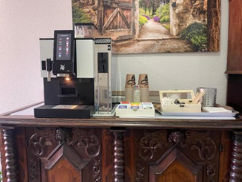 Gästezimmer an der Stadtmauer في بيزيغهايم: طاولة عليها صانع قهوة