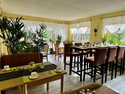 a dining room with a table and chairs at Hotel Weinhaus Eberitzsch GmbH in Bad Blankenburg