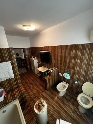 La salle de bains est pourvue de toilettes et d'un lavabo. dans l'établissement Pescara casaMaria, à Pescara