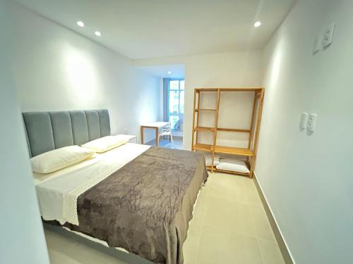 1 dormitorio con 1 cama grande en una habitación en Lançamento,Duas suítes Leblon,segunda quadra da praia, en Río de Janeiro
