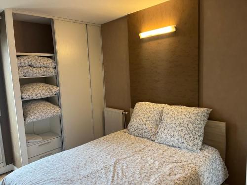 - une petite chambre avec un lit et un placard dans l'établissement Appart crime, à Paris
