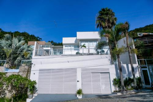 uma casa branca com uma grande garagem em Mansão & Loft Exclusivo Vista Mar em Niterói
