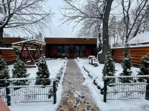 ogród pokryty śniegiem przed budynkiem w obiekcie Гостевой комплекс "Дядя Саша" w mieście Sokirno