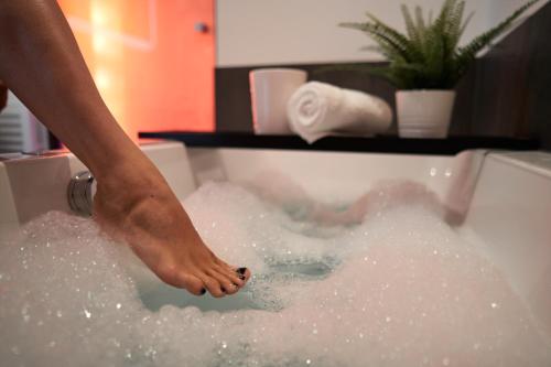 a person standing in a bathtub filled with water at Captains Boathouse in Harderwijk