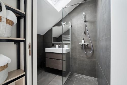 a bathroom with a sink and a shower at Captains Boathouse in Harderwijk