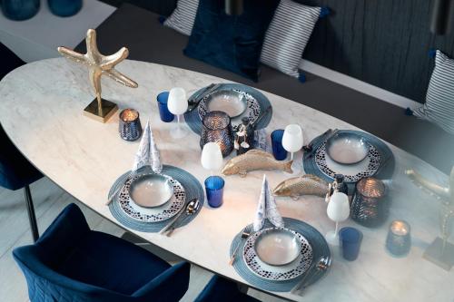 a table with plates and bowls and a starfish on it at Captains Boathouse in Harderwijk