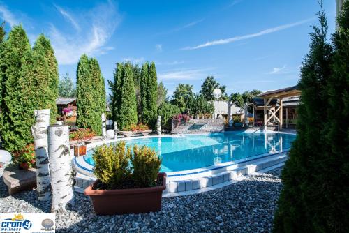 里斯孔內的住宿－Alpine Deluxe 2.0，一座大游泳池,位于一个树木繁茂的庭院内