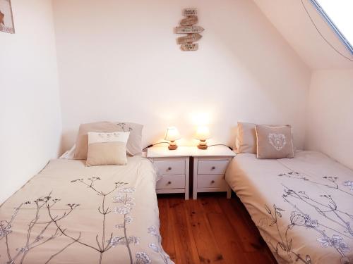 Säng eller sängar i ett rum på Coet Moru Gites Lavender Cottage