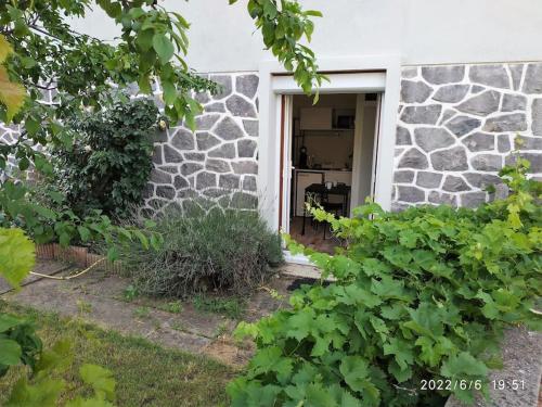 Grand Studio avec jardin et entrée privative à noter réservations de 3 nuits minimum