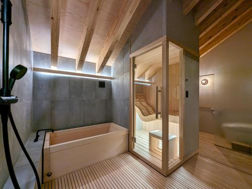 Ένα μπάνιο στο 富士山リトリートMUKUten舎 富士宮 MtFuji Retreat MUKUtensha Fujinomiya natural wood retreat hotel