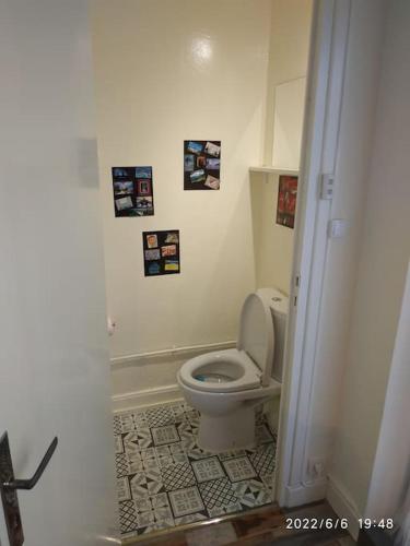 La salle de bains est pourvue de toilettes et de photos murales. dans l'établissement Grand Studio avec jardin et entrée privative à noter réservations de 3 nuits minimum, à Clermont-Ferrand